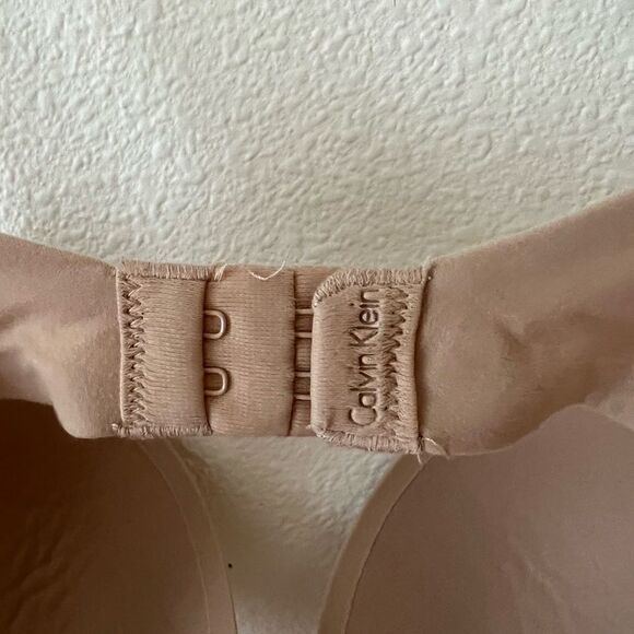 Calvin Klein Women's Perfectly Fit Lightly Lined T-Shirt Bra with Memory Touches - Picture 6 of 6